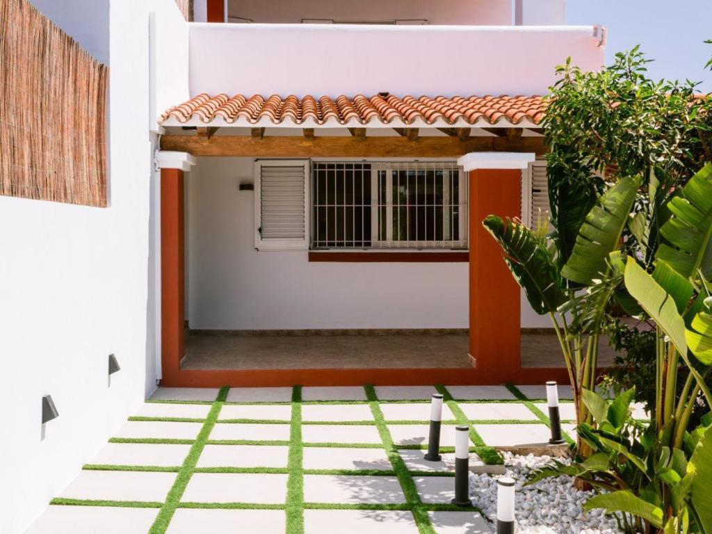 Villa Km2 Lovely Villa Located Just Outside Of Sa Carroca A 5 Minute Drive From Playa Den Bossa San José Extérieur photo